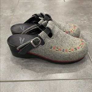 Dansko Gray Wool Mules With Decorative Stitching. Made in Poland. Size 39.